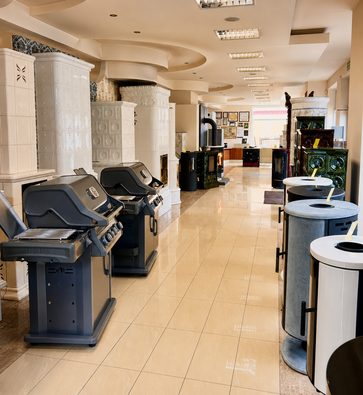 Wnętrze salonu Pomorskiego Centrum Kominkowego z dużą ekspozycją kominków